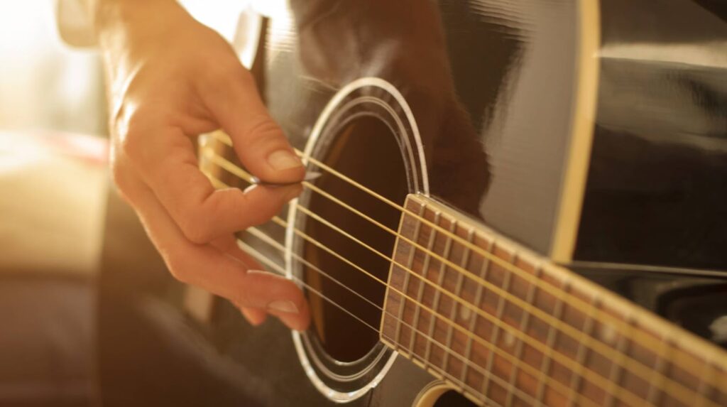 Comment apprendre à jouer de la guitare acoustique en autodidacte ?